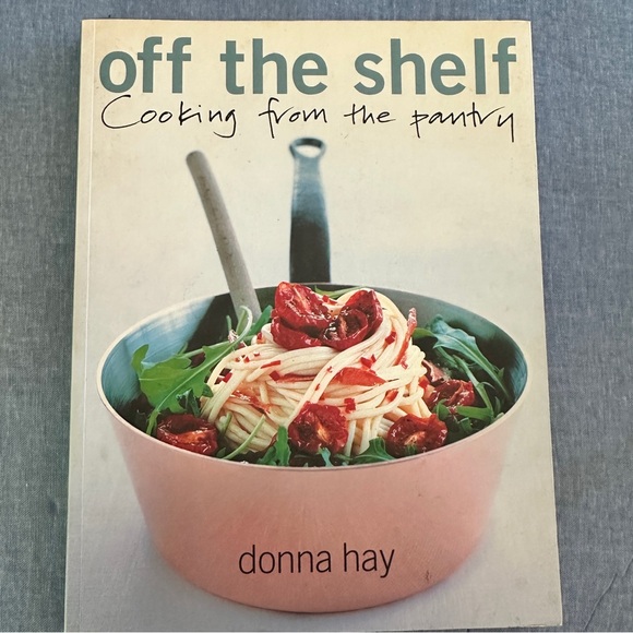 “Off the shelf” cookbook by Donna Hay. Softcover, fast and fabulous recipes - Picture 1 of 9